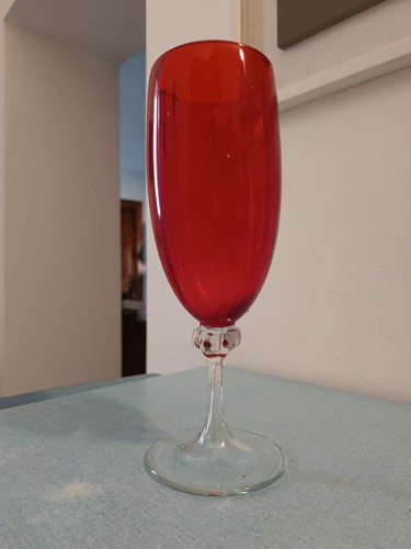 Calice vetro rosso con stelo